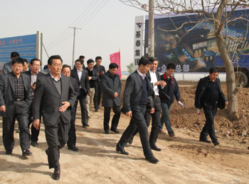 榆陽區(qū)苗區(qū)長一行考察基泰集團(tuán)涇河新城項目