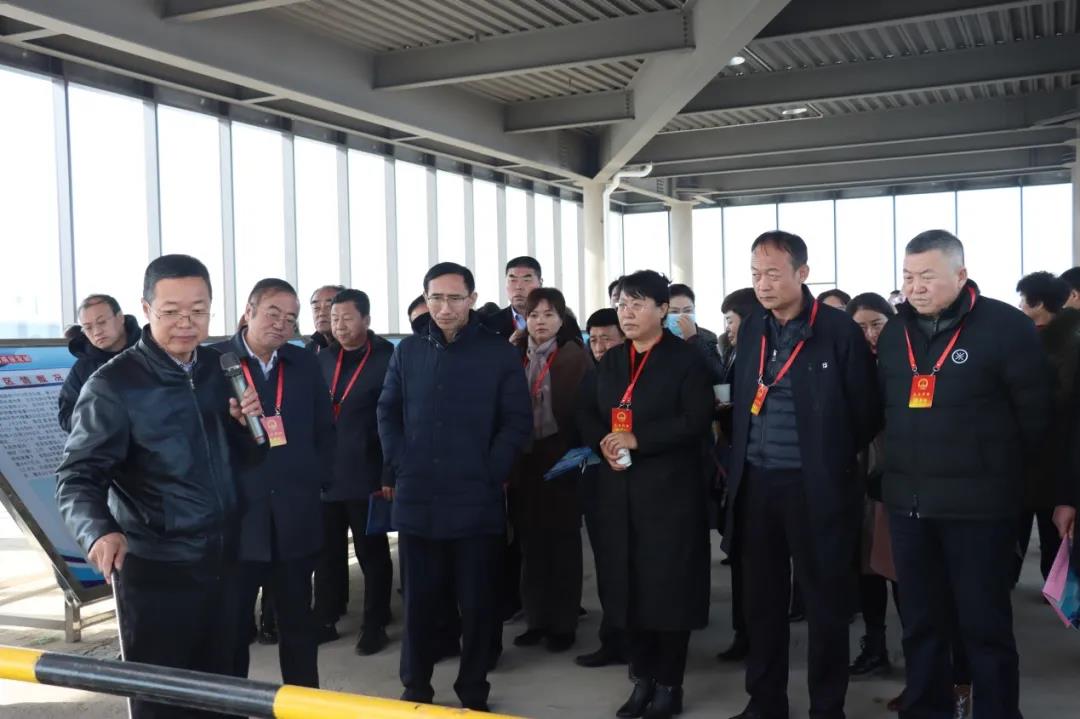 在榆省、市、區(qū)人大代表視察體育小鎮(zhèn)項(xiàng)目