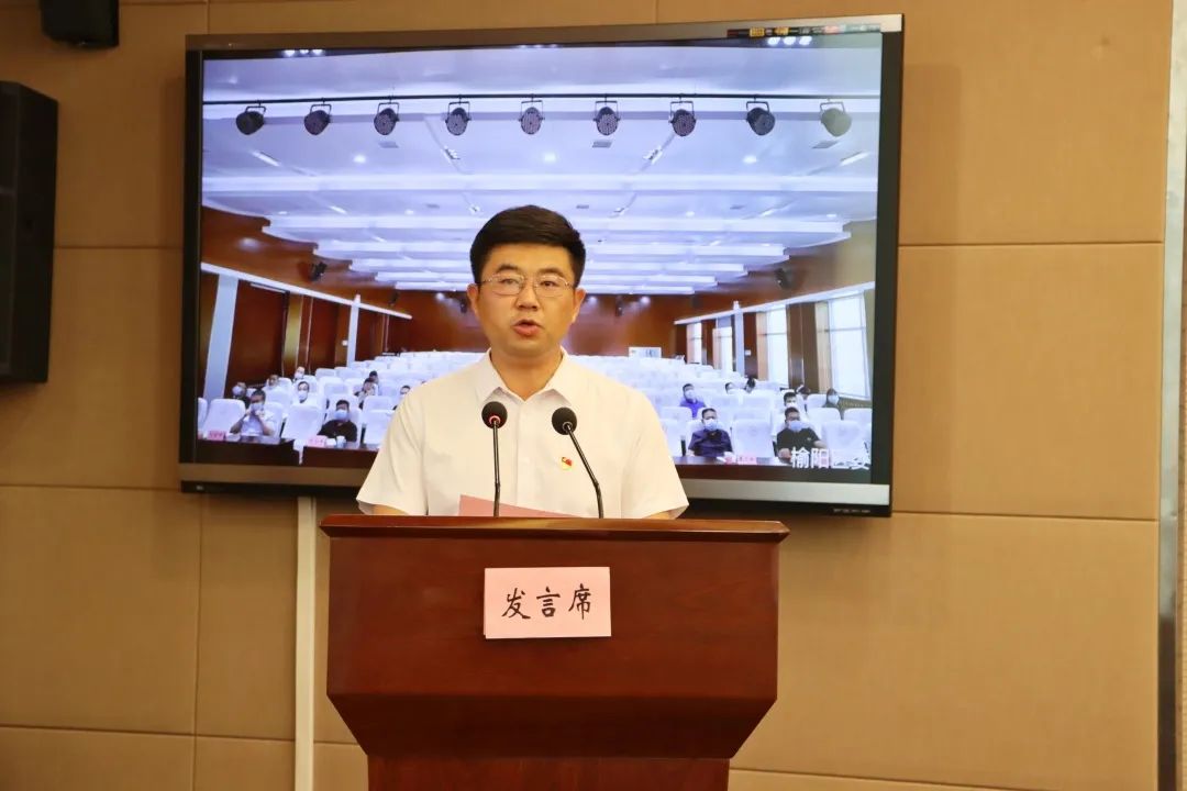李亞光宣讀《“萬企興萬村 共走振興路”行動倡議書》