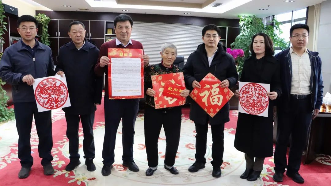 榆林市市委常委、宣傳部部長曾德超看望慰問全國文明家庭——李學(xué)彥家庭